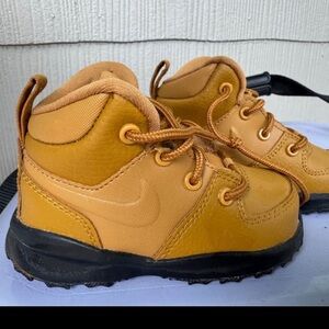 Nike Tan boots 6c